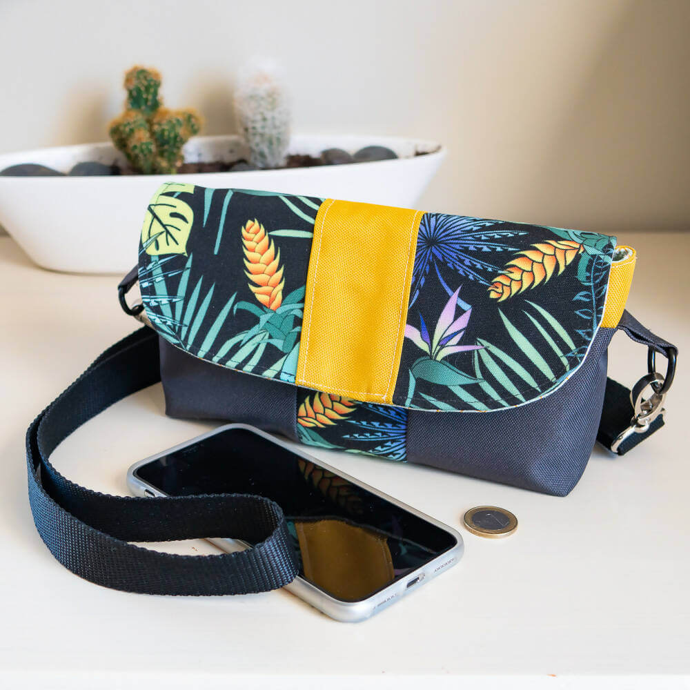 Pack de 3 pochettes et portefeuille – Safran avec design tropical, patron de couture pdf à télécharger, sur une table avec téléphone.