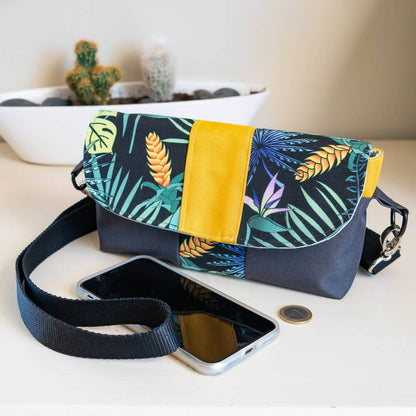 Pack de 3 pochettes et portefeuille – Safran avec design tropical, patron de couture pdf à télécharger, sur une table avec téléphone.