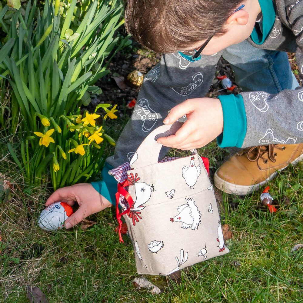 Enfant collectant des œufs de Pâques avec le Panier 3 en 1 : sac, panière, pochette cadeau – Friandise, patron de couture pdf à télécharger.
