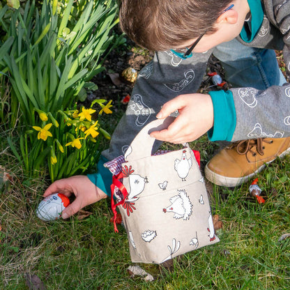 Enfant collectant des œufs de Pâques avec le Panier 3 en 1 : sac, panière, pochette cadeau – Friandise, patron de couture pdf à télécharger.