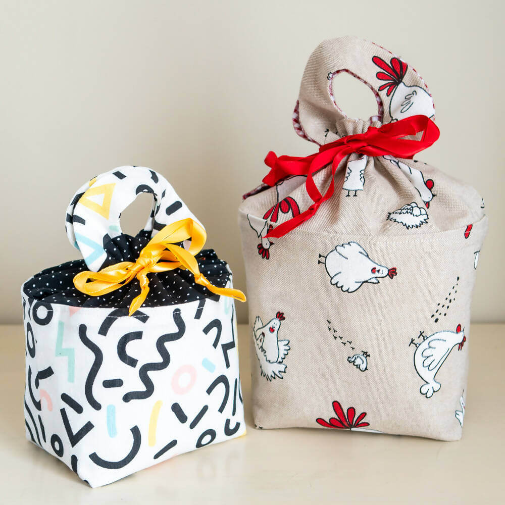 Panier 3 en 1 : sac, panière, pochette cadeau – Friandise, patron de couture pdf à télécharger, illustré avec motifs colorés et poules.