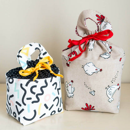Panier 3 en 1 : sac, panière, pochette cadeau – Friandise, patron de couture pdf à télécharger, illustré avec motifs colorés et poules.