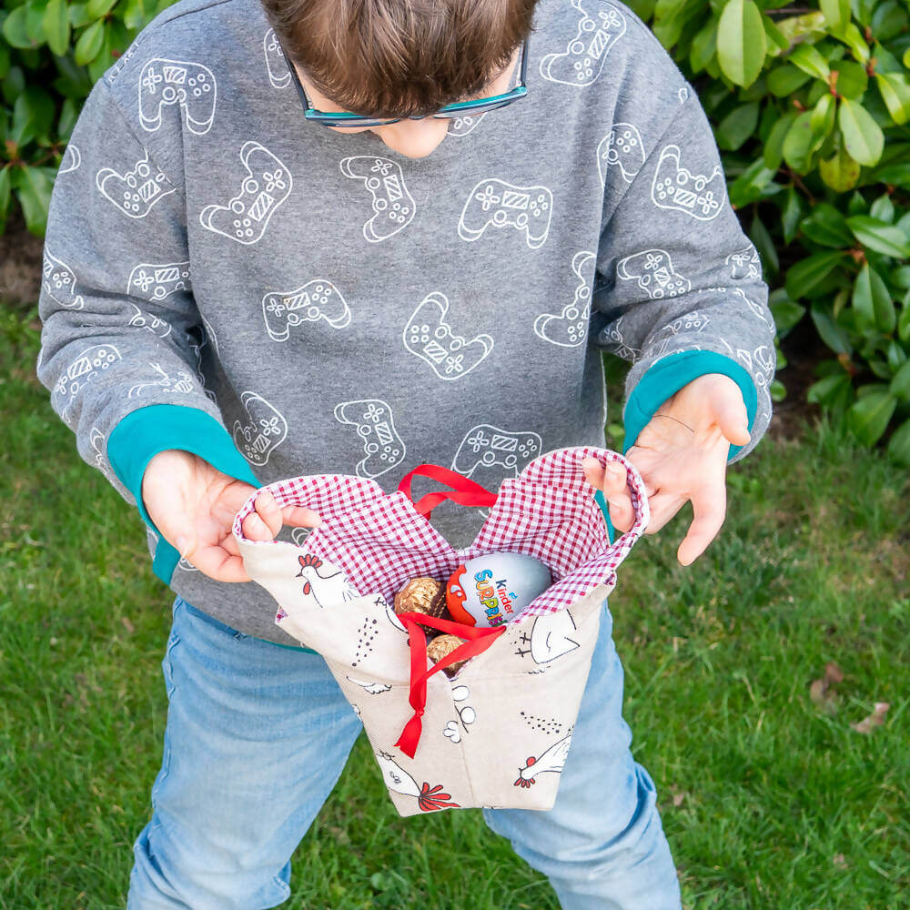 Enfant avec Panier 3 en 1 : sac, panière, pochette cadeau – Friandise rempli de chocolats, parfait pour Pâques. Patron de couture pdf à télécharger.