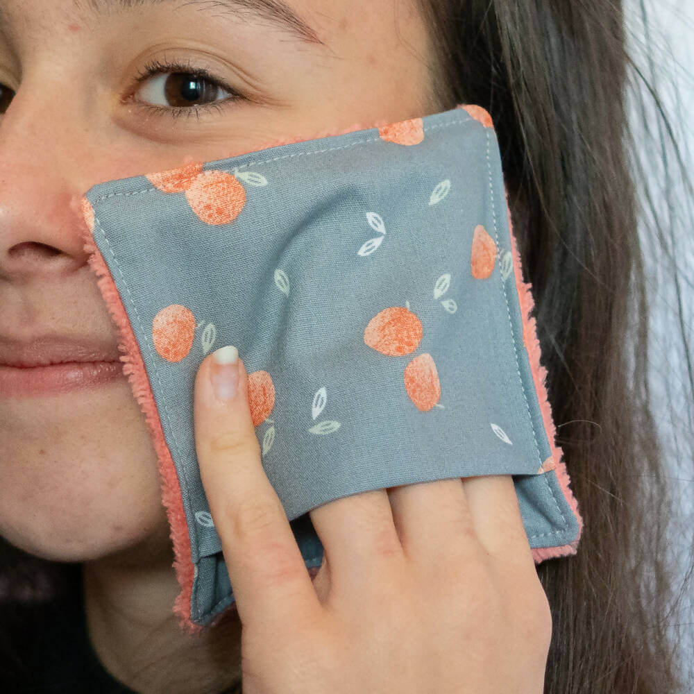 Femme utilisant lingette lavable Panière refermable et lingettes, 2 formats – Citron. Patron de couture PDF à télécharger.