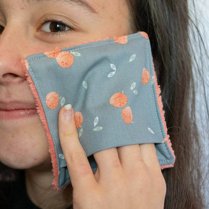 Femme utilisant lingette lavable Panière refermable et lingettes, 2 formats – Citron. Patron de couture PDF à télécharger.