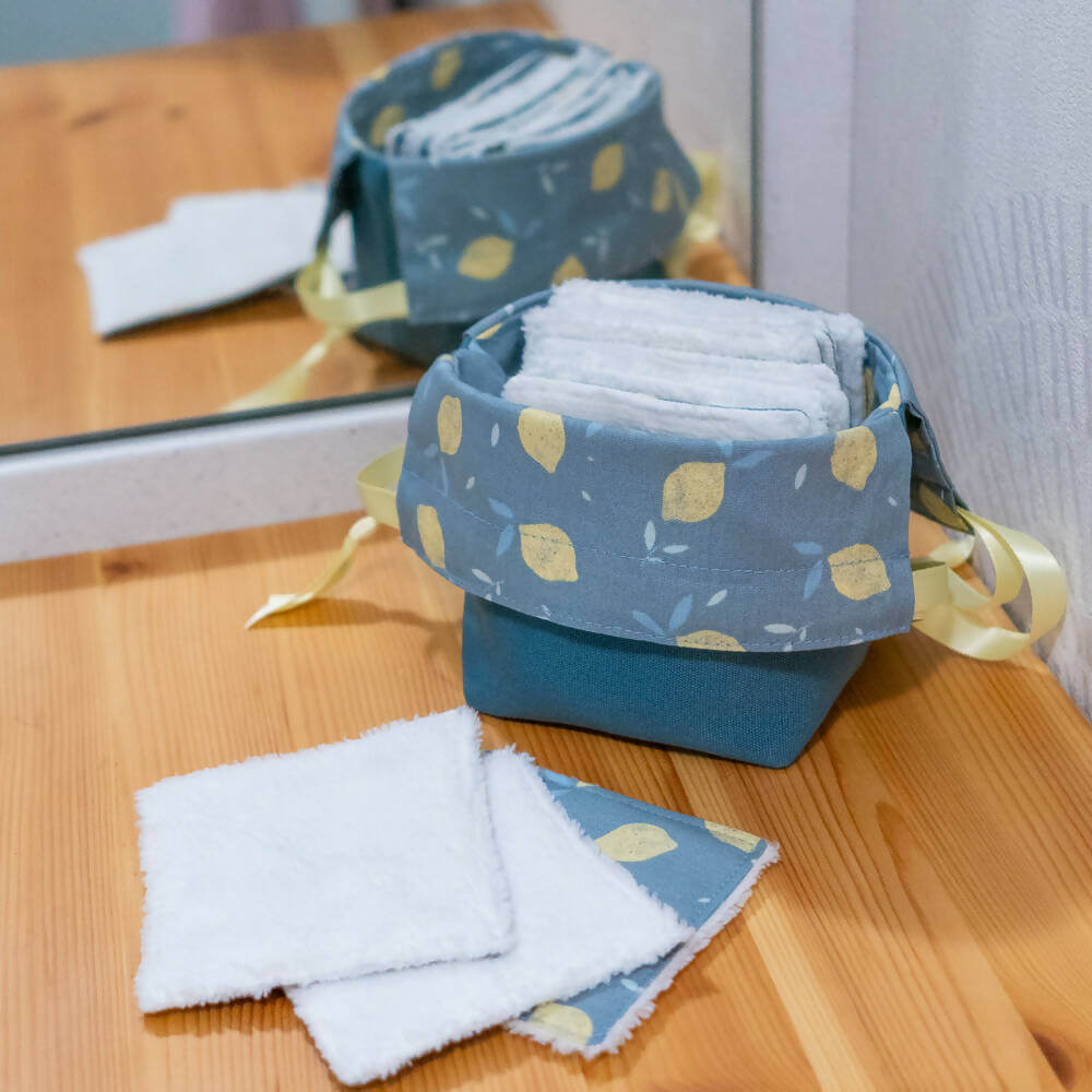 Panière refermable et lingettes, 2 formats – Citron avec patron de couture pdf à télécharger, sur une table en bois.