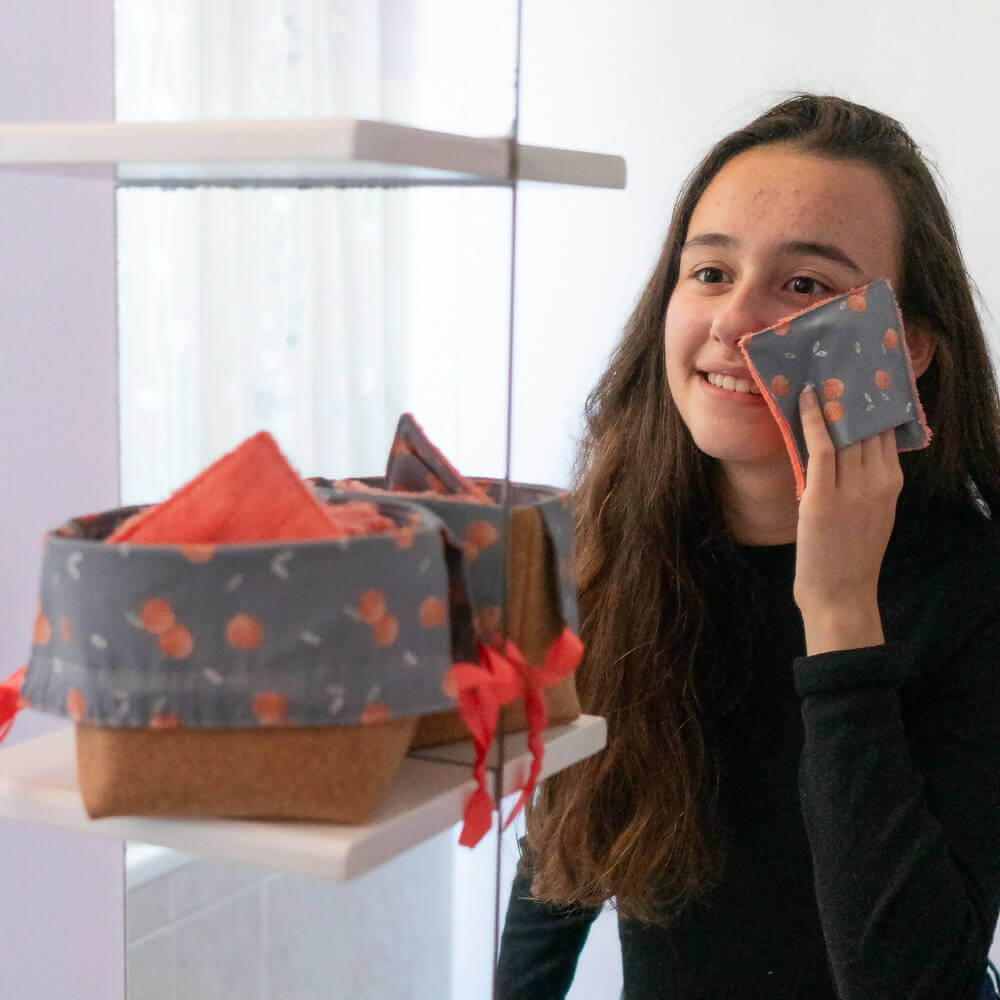 Panière refermable et lingettes, 2 formats – Citron, photo montrant une femme utilisant les lingettes lavables, patron de couture pdf à télécharger.