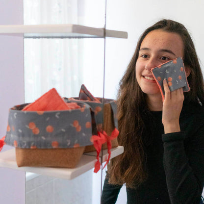 Panière refermable et lingettes, 2 formats – Citron, photo montrant une femme utilisant les lingettes lavables, patron de couture pdf à télécharger.