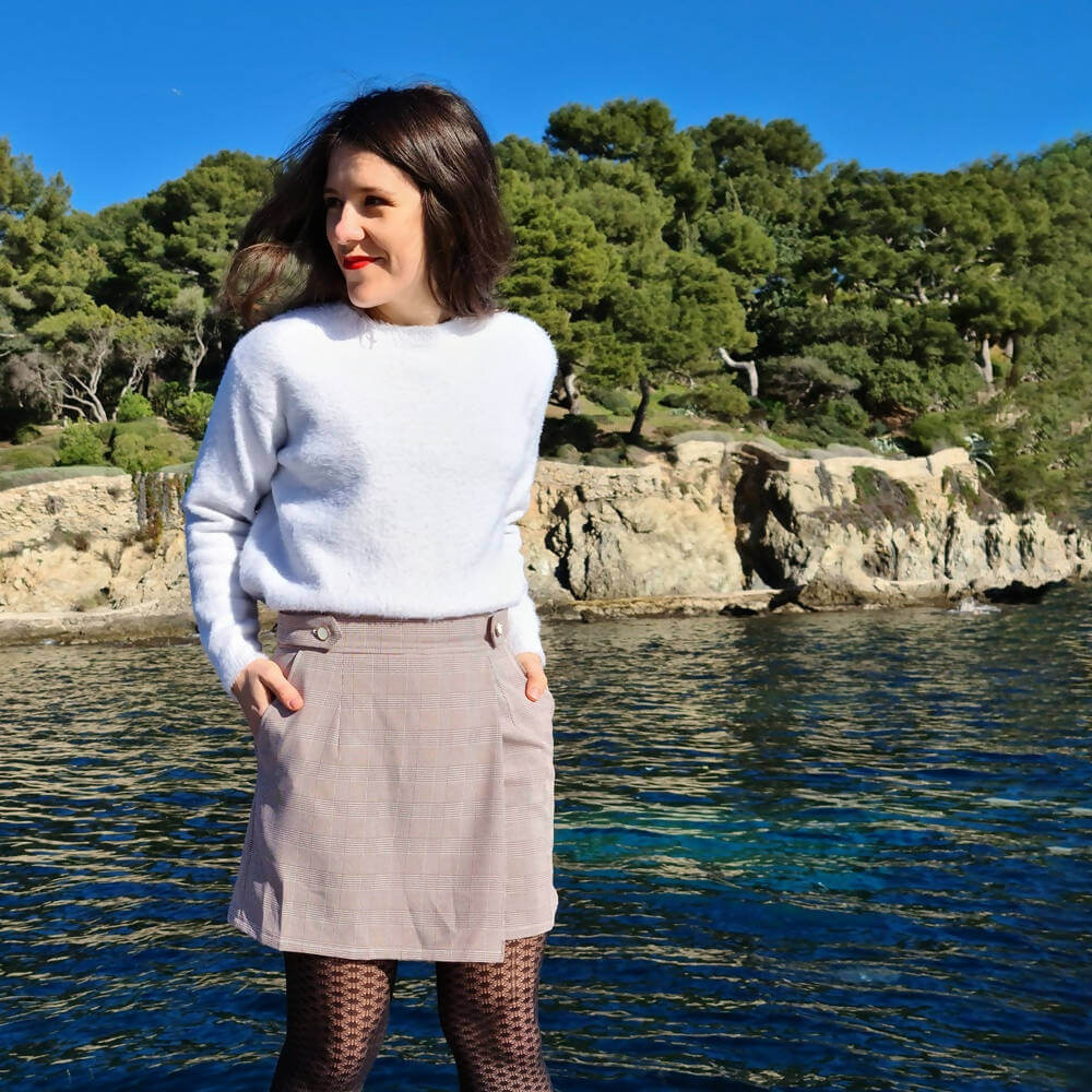 Femme portant Pantalon - Short Deauville - T34 à 48 au bord de la mer, patron de couture pdf à télécharger