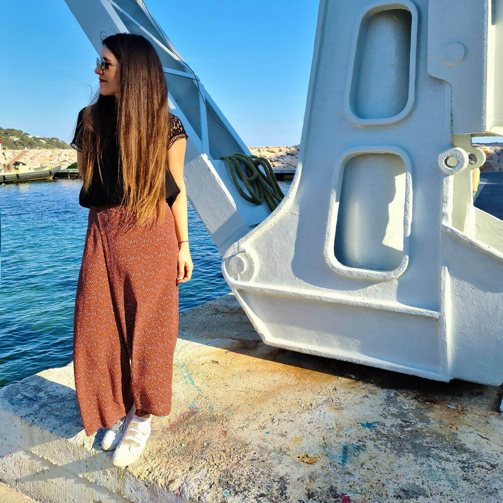 Femme portant jupe culotte Deauville au bord de la mer, patron de couture pdf à télécharger, Pantalon - Short Deauville - T34 à 48.