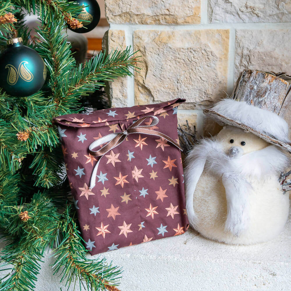 Pochette cadeaux, 4 formats – Surprise! sous le sapin avec motif étoiles, parfaite pour cadeaux écologiques, patron de couture pdf à télécharger.