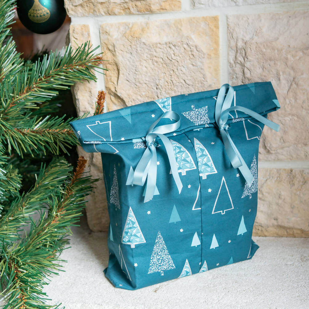 Pochette cadeaux, 4 formats – Surprise! avec motif sapins, réutilisable et écologique. Téléchargez le patron de couture pdf.