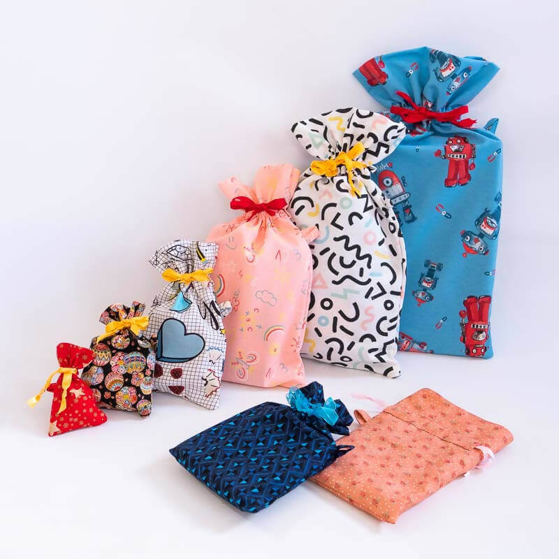 Pochette cadeaux zéro déchet, 6 formats – Oooh!, en tissu coloré avec patron de couture pdf à télécharger pour emballage réutilisable.