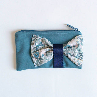 Pochette et porte-monnaie avec nœud, 2 formats – Groseille, patron de couture pdf à télécharger, modèle en tissu bleu et fleuri.