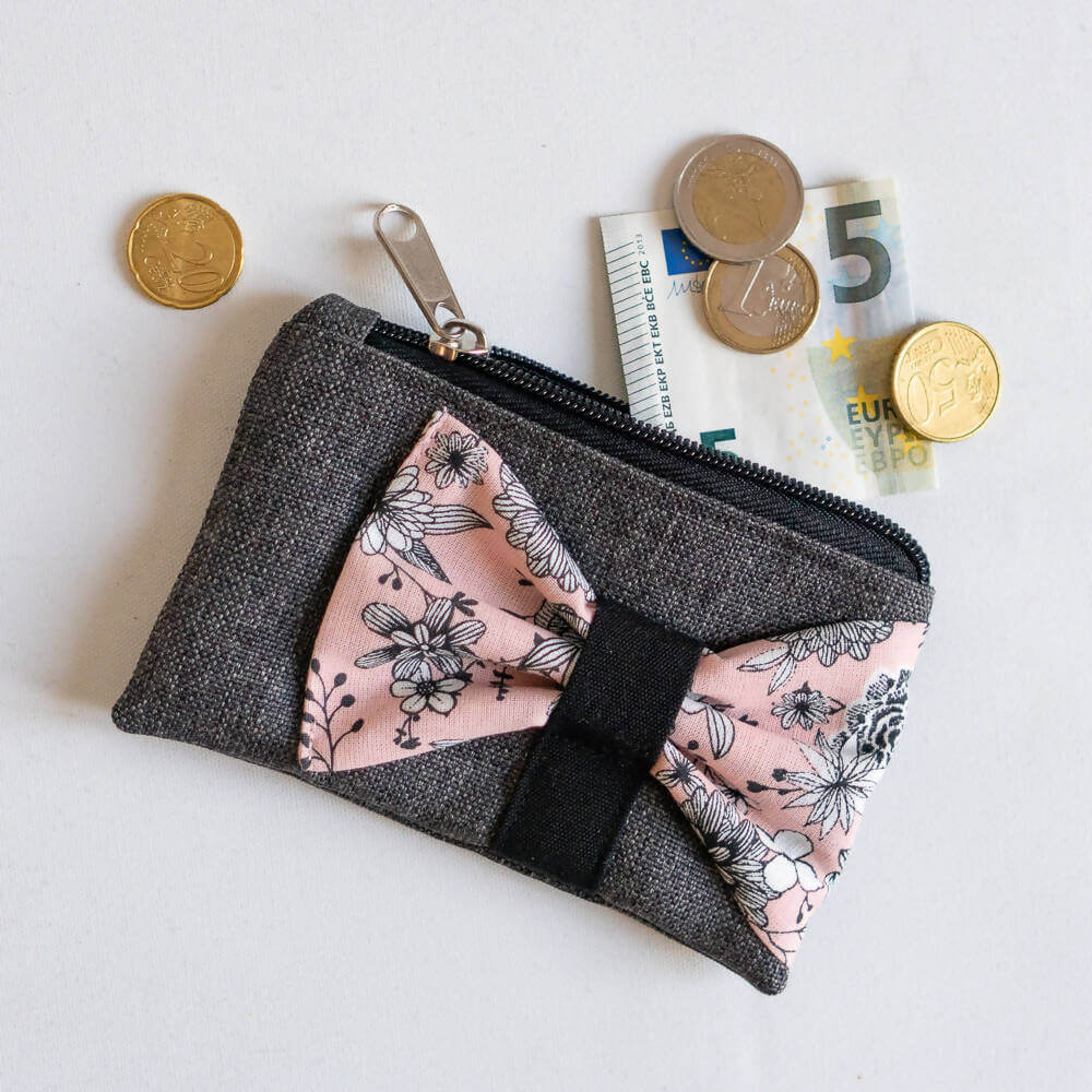 Pochette et porte-monnaie avec nœud, 2 formats – Groseille, patron de couture pdf à télécharger, avec détails en noir et rose floral.