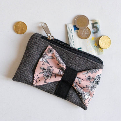 Pochette et porte-monnaie avec nœud, 2 formats – Groseille, patron de couture pdf à télécharger, avec détails en noir et rose floral.
