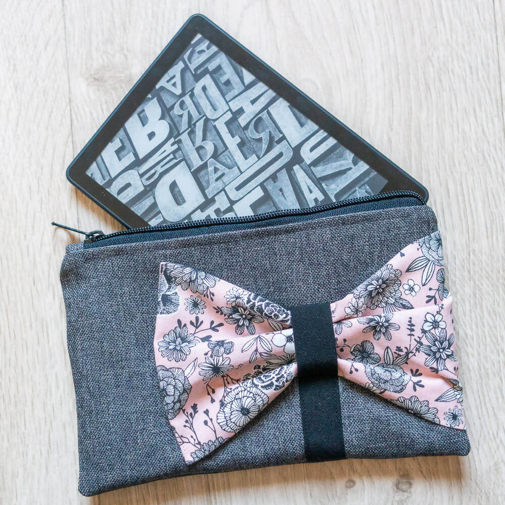 Pochette et porte-monnaie avec nœud, 2 formats – Groseille. Patron de couture pdf à télécharger, motif floral élégant.