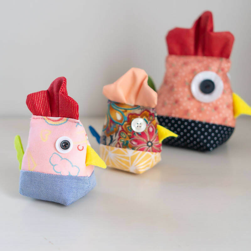 Décorations en tissu Poule de Pâques, 2 tailles – Suzette avec patron de couture pdf à télécharger, idéales pour la chasse aux œufs.