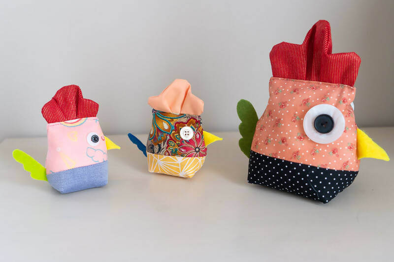 Poule de Pâques, 2 tailles – Suzette, patron de couture pdf à télécharger, décoration de Pâques DIY en tissu coloré.