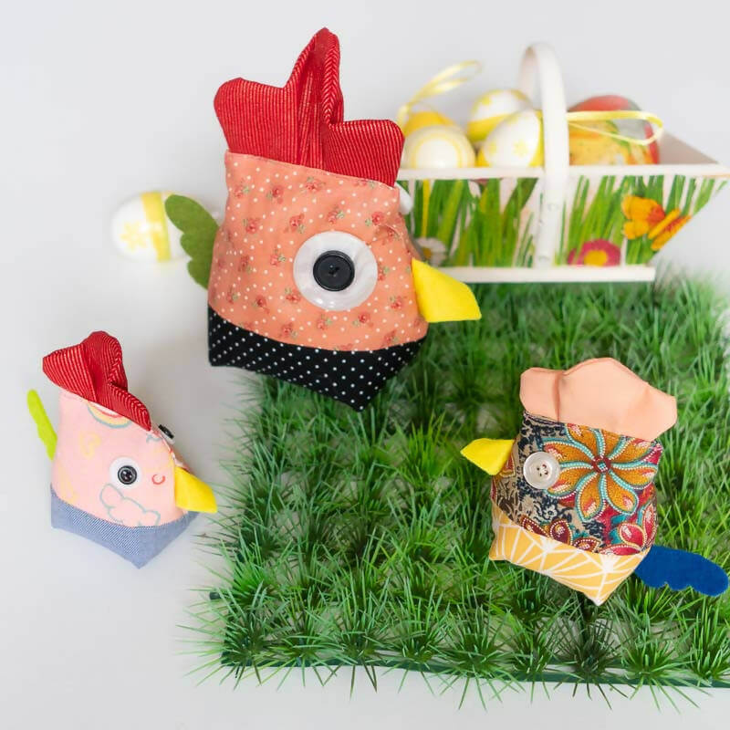 Poule de Pâques, 2 tailles – Suzette, patron de couture pdf à télécharger, décorations en tissu DIY sur gazon avec panier d'œufs de Pâques.