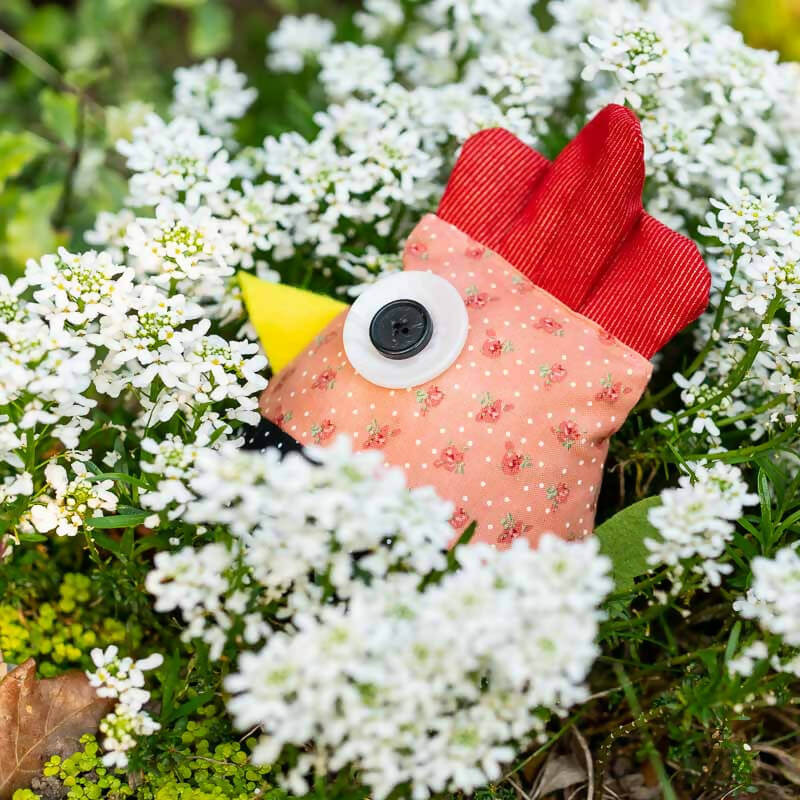Poule de Pâques, 2 tailles – Suzette cousette DIY parmi les fleurs, patron de couture pdf à télécharger. Décoration ludique pour Pâques.