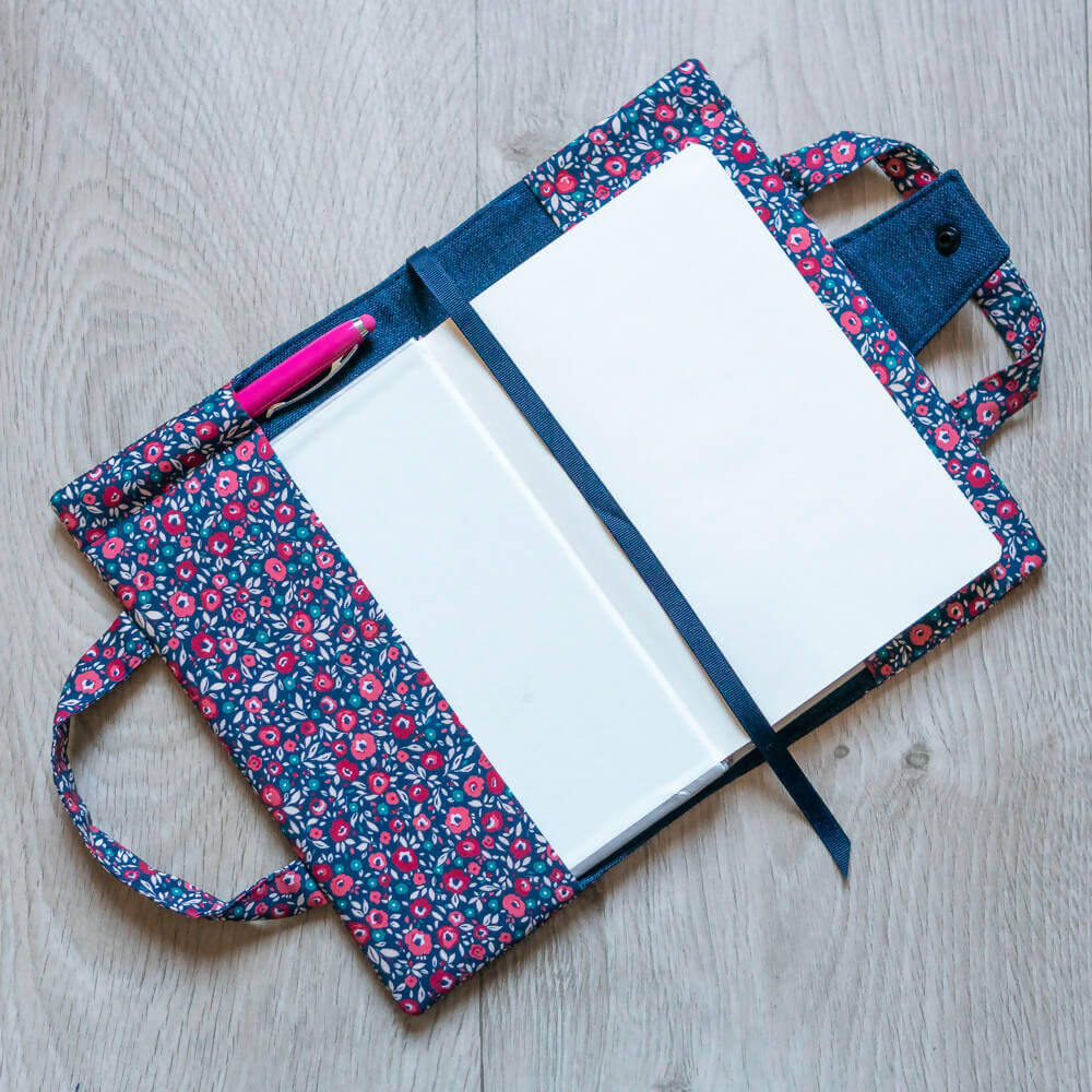 Protège carnet et livre, 8 formats et sur-mesure – Réglisse, patron de couture pdf à télécharger avec élastiques pratiques.