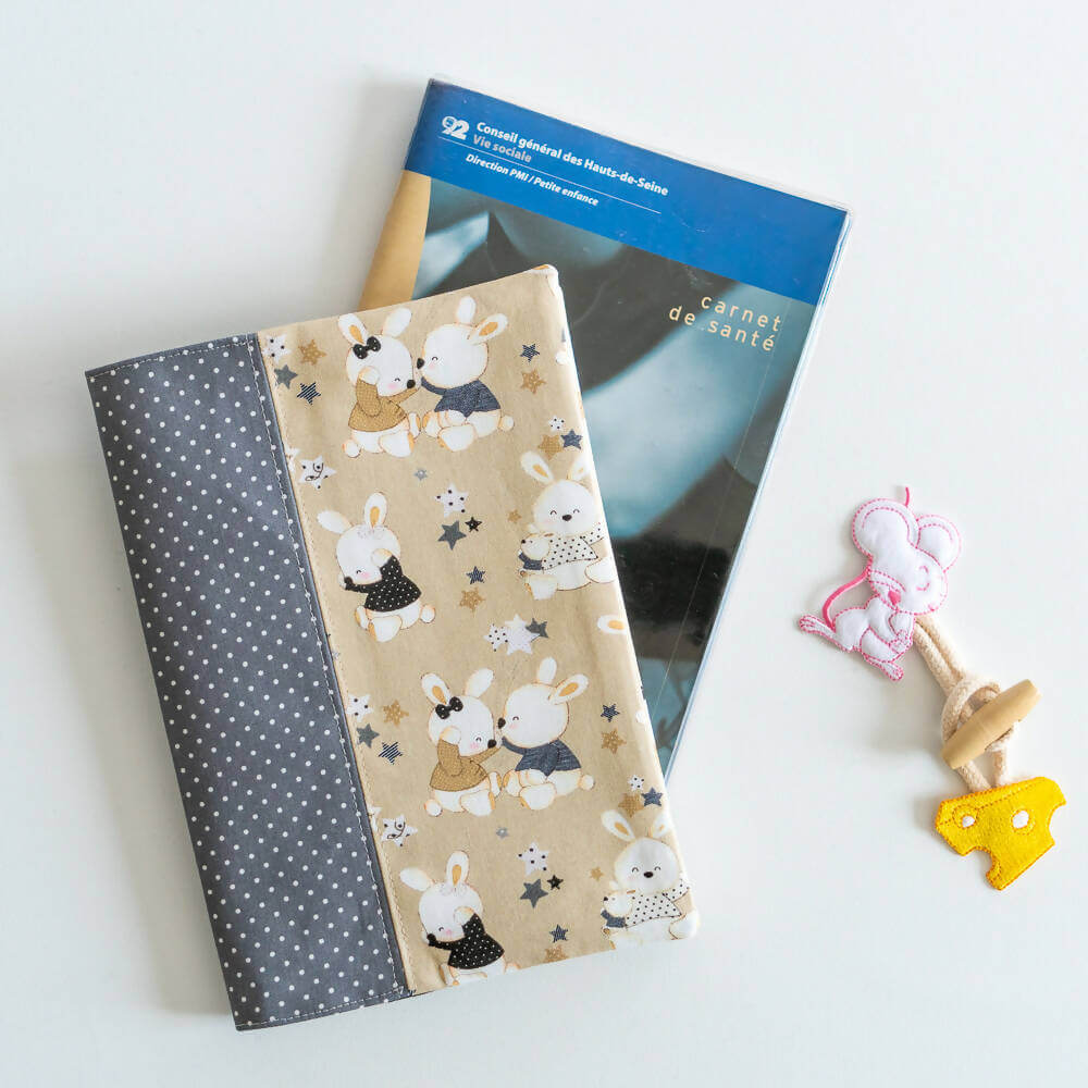 Protège carnet et livre, 8 formats et sur-mesure – Réglisse avec motif lapins et tissus à pois, patron de couture pdf à télécharger.