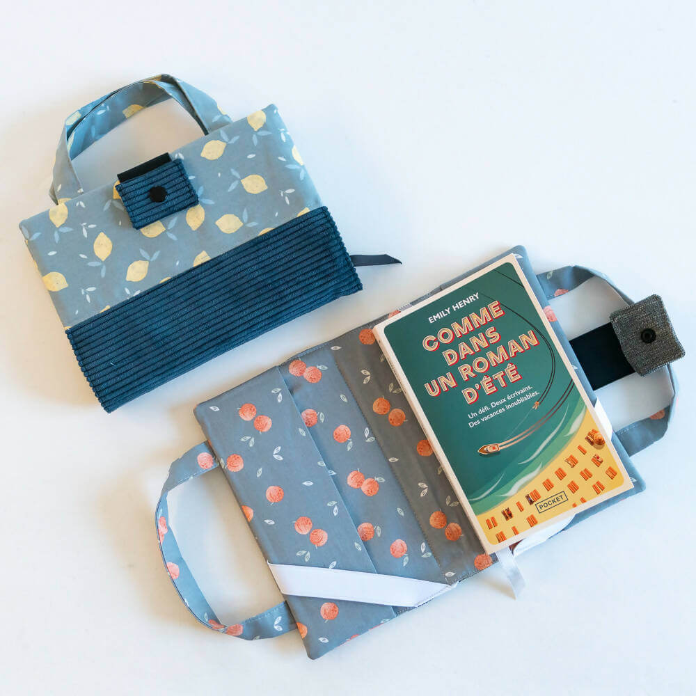 Protège carnet et livre, 8 formats et sur-mesure – Réglisse avec patron de couture pdf à télécharger, ouvert avec un livre à l'intérieur.