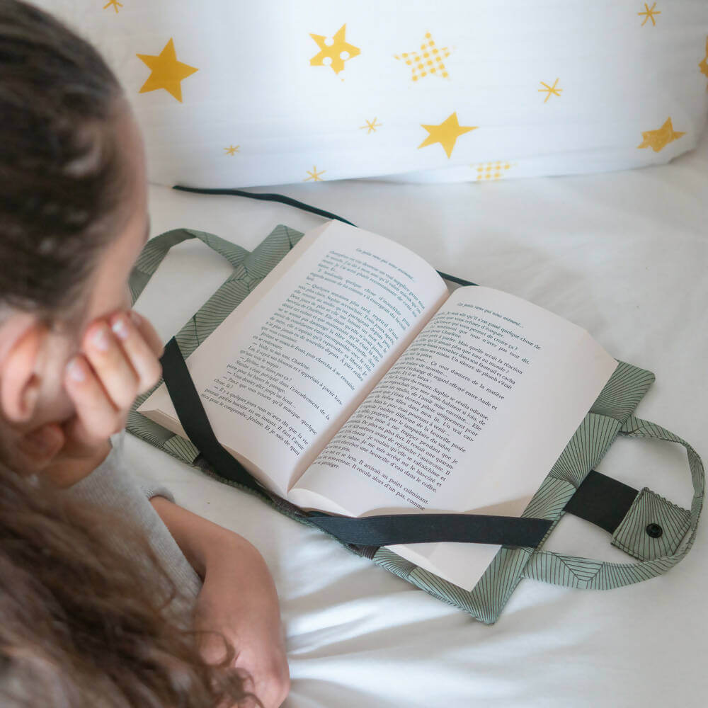 Protège carnet et livre, 8 formats et sur-mesure – Réglisse en utilisation, montre un patron de couture pdf à télécharger en cours d'utilisation.