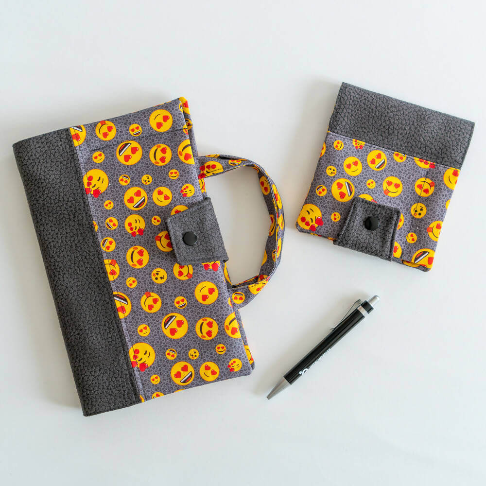 Protège carnet et livre, 8 formats et sur-mesure – Réglisse avec motif emoji amusant, patron de couture pdf à télécharger.