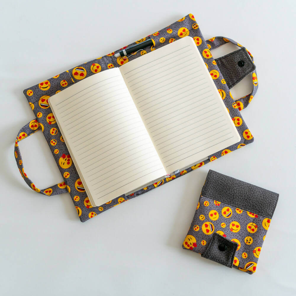Protège carnet et livre, 8 formats et sur-mesure – Réglisse avec patron de couture pdf à télécharger, motif emoji.