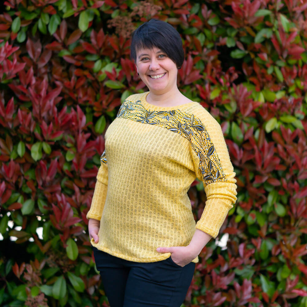 Pull femme avec empiècements, 34 au 56, 4 statures – Poivre et sel, patron de couture pdf à télécharger, femme portant un pull jaune