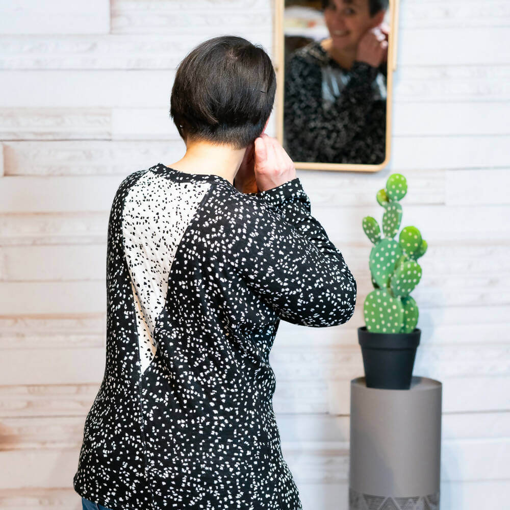 Pull femme avec empiècements, 34 au 56, 4 statures – Poivre et sel, patron de couture pdf à télécharger, vu de dos avec triangle étiré