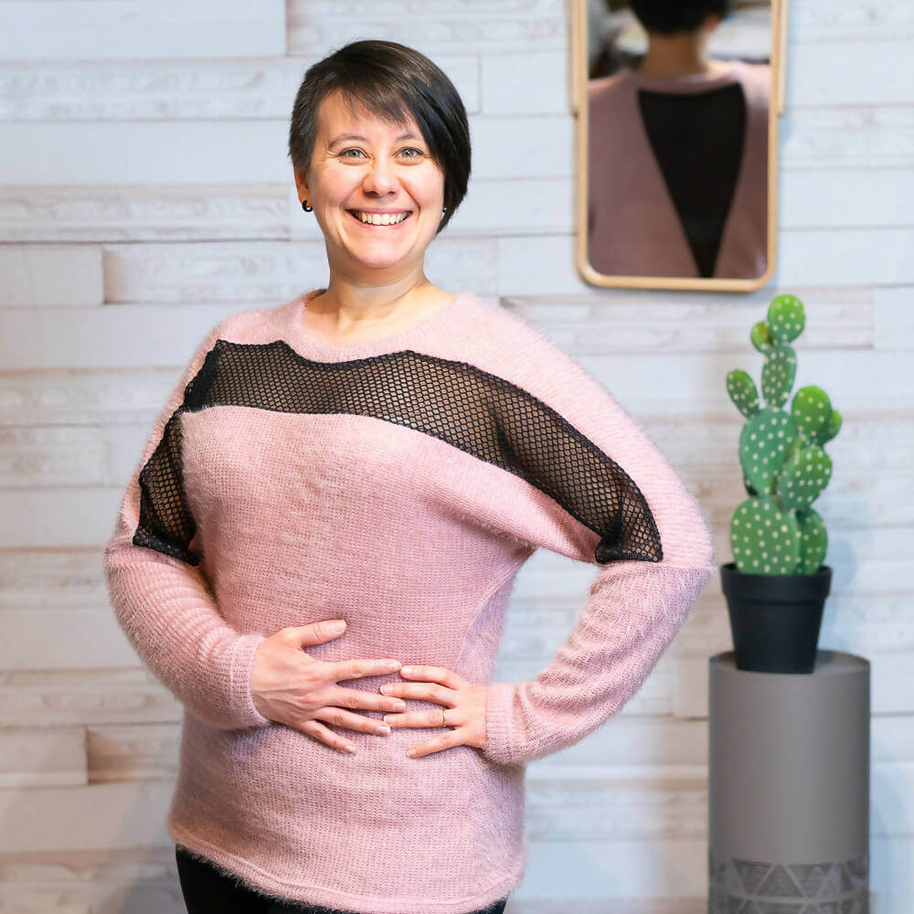Pull femme avec empiècements, 34 au 56, 4 statures – Poivre et sel, patron de couture pdf à télécharger, en tissu maille rose.