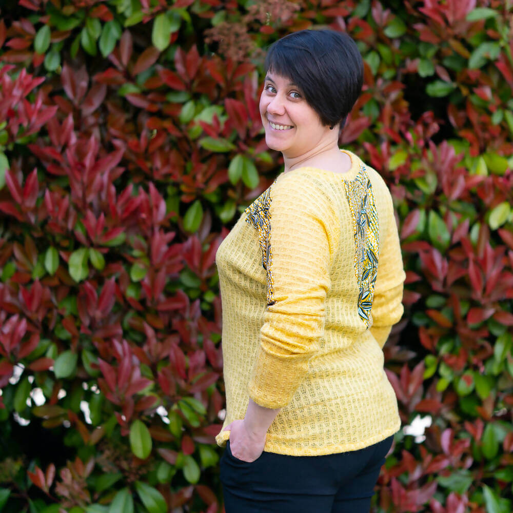 Pull femme avec empiècements, 34 au 56, 4 statures – Poivre et sel, patron de couture pdf à télécharger, modèle jaune et noir.