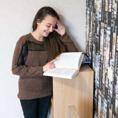 Pull femme avec empiècements, 34 au 56, 4 statures – Poivre et sel, patron de couture pdf à télécharger. Femme portant un pull avec livre.