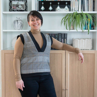 Femme portant Pull sans manche femme, 34 au 56, 4 statures – Amande, patron de couture PDF à télécharger.