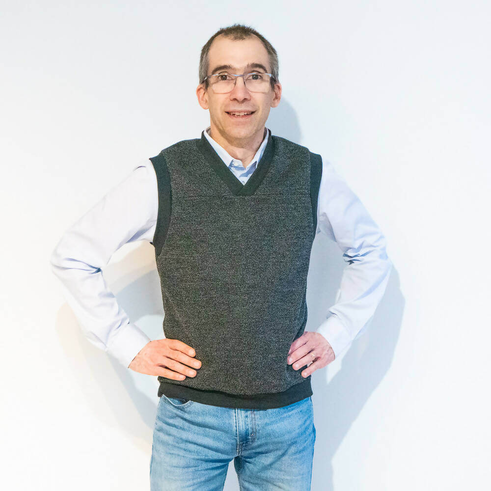 Homme portant le Pull sans manche homme, 44 au 58, 5 statures – Amande, patron de couture pdf à télécharger, encolure en V.