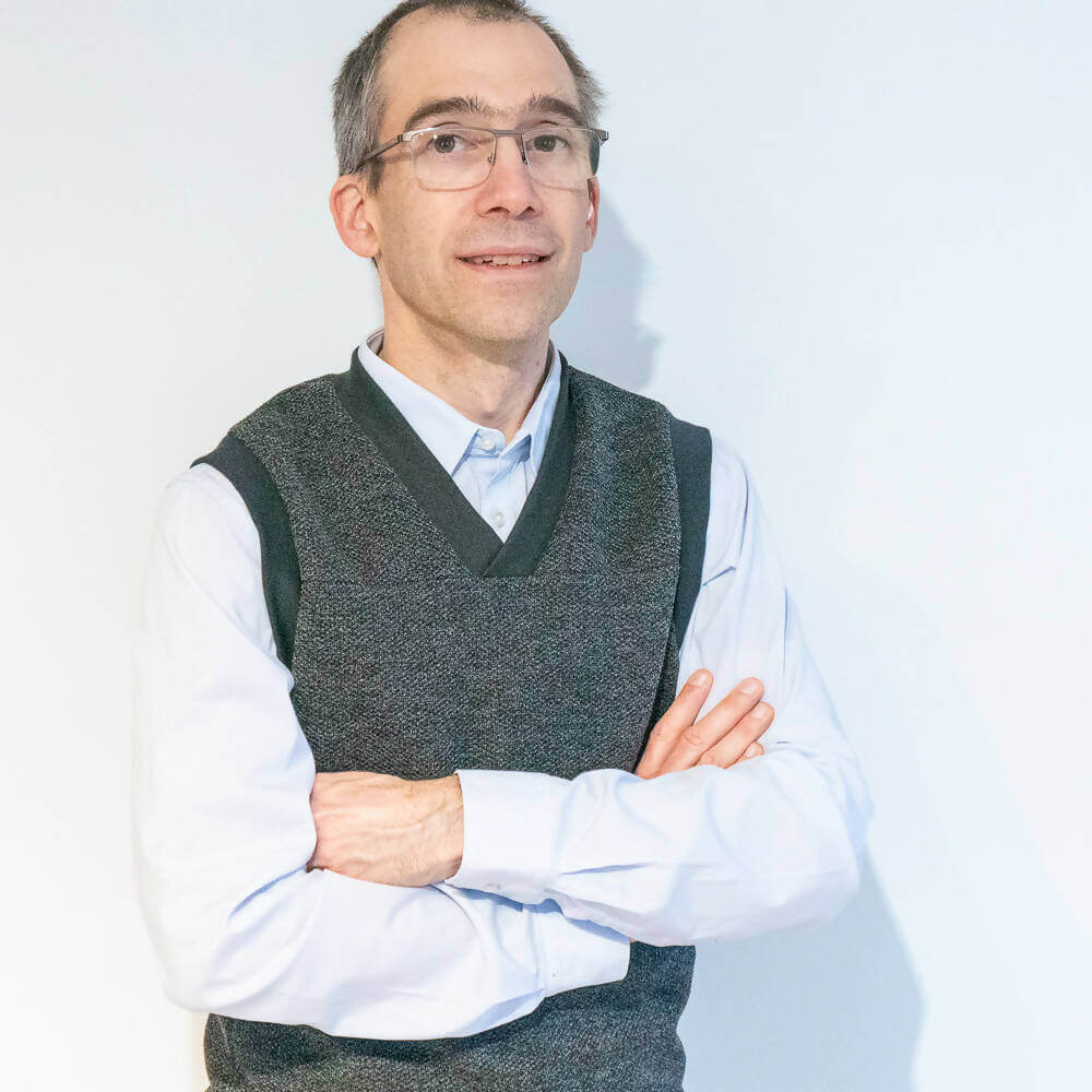 Homme portant un Pull sans manche homme, 44 au 58, 5 statures – Amande, idéal pour patrons de couture pdf à télécharger.