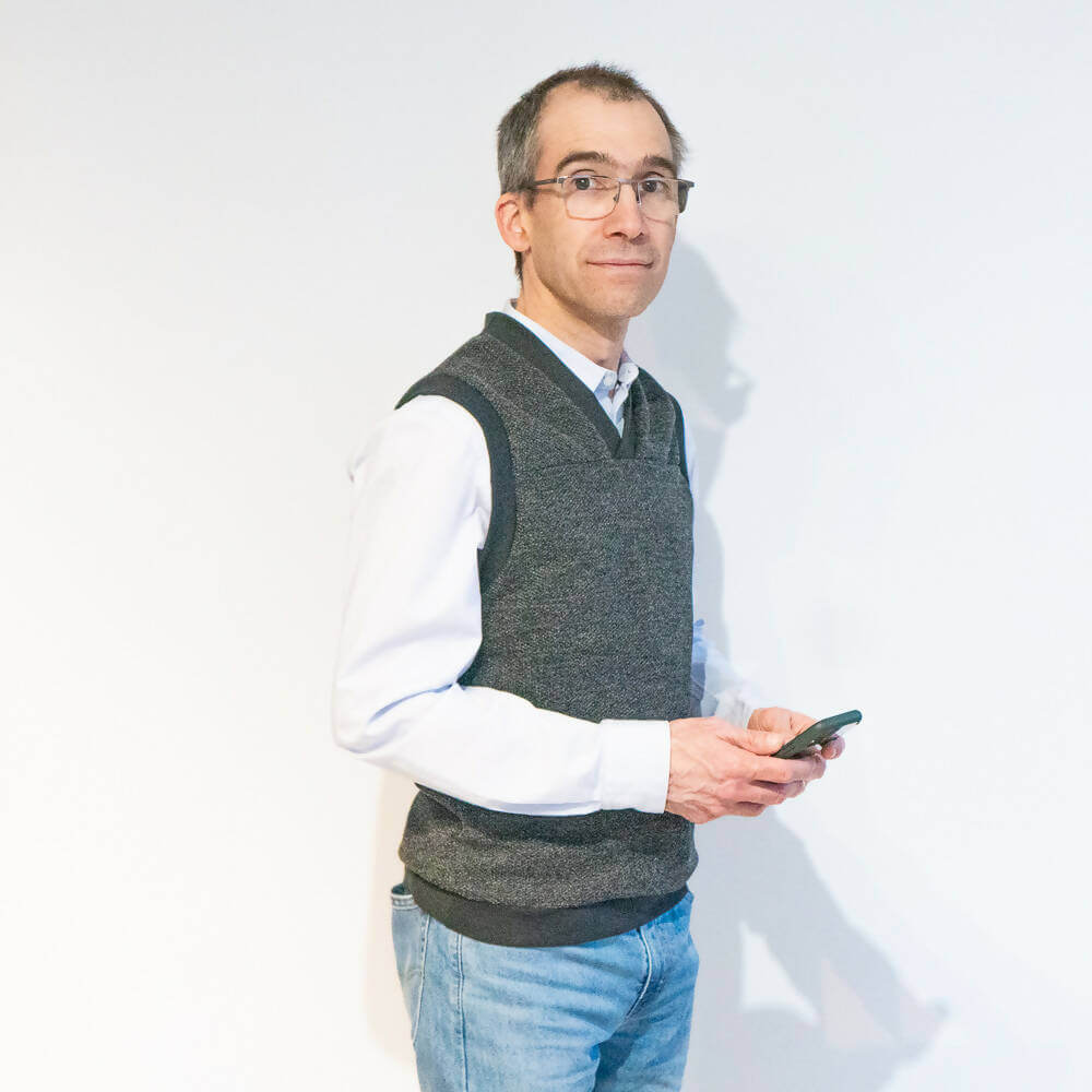 Homme portant Pull sans manche homme, 44 au 58, 5 statures – Amande, patron de couture pdf à télécharger, sur fond blanc.