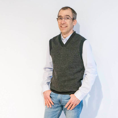 Homme portant le Pull sans manche homme, 44 au 58, 5 statures – Amande, patron de couture pdf à télécharger.