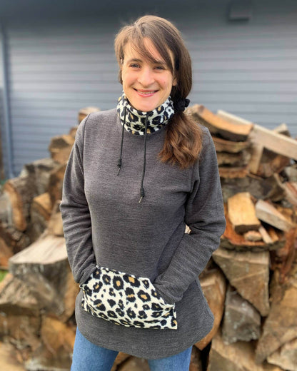 Femme portant la Robe Sweat MILA pour femmes du 34 au 54 avec poche kangourou et col roulé, patron de couture pdf à télécharger.