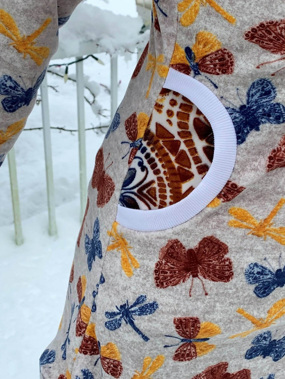 Détail de la Robe Sweat MILA pour femmes du 34 au 54 avec poche colorée, patron de couture pdf à télécharger