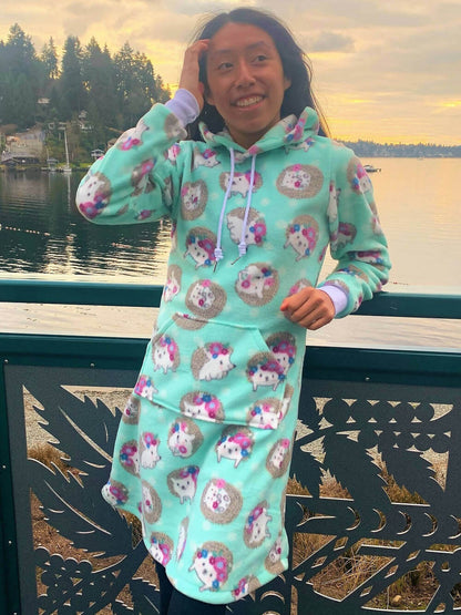 Femme portant la Robe Sweat MILA pour femmes du 34 au 54, patron de couture pdf à télécharger, avec motif et capuche en plein air.