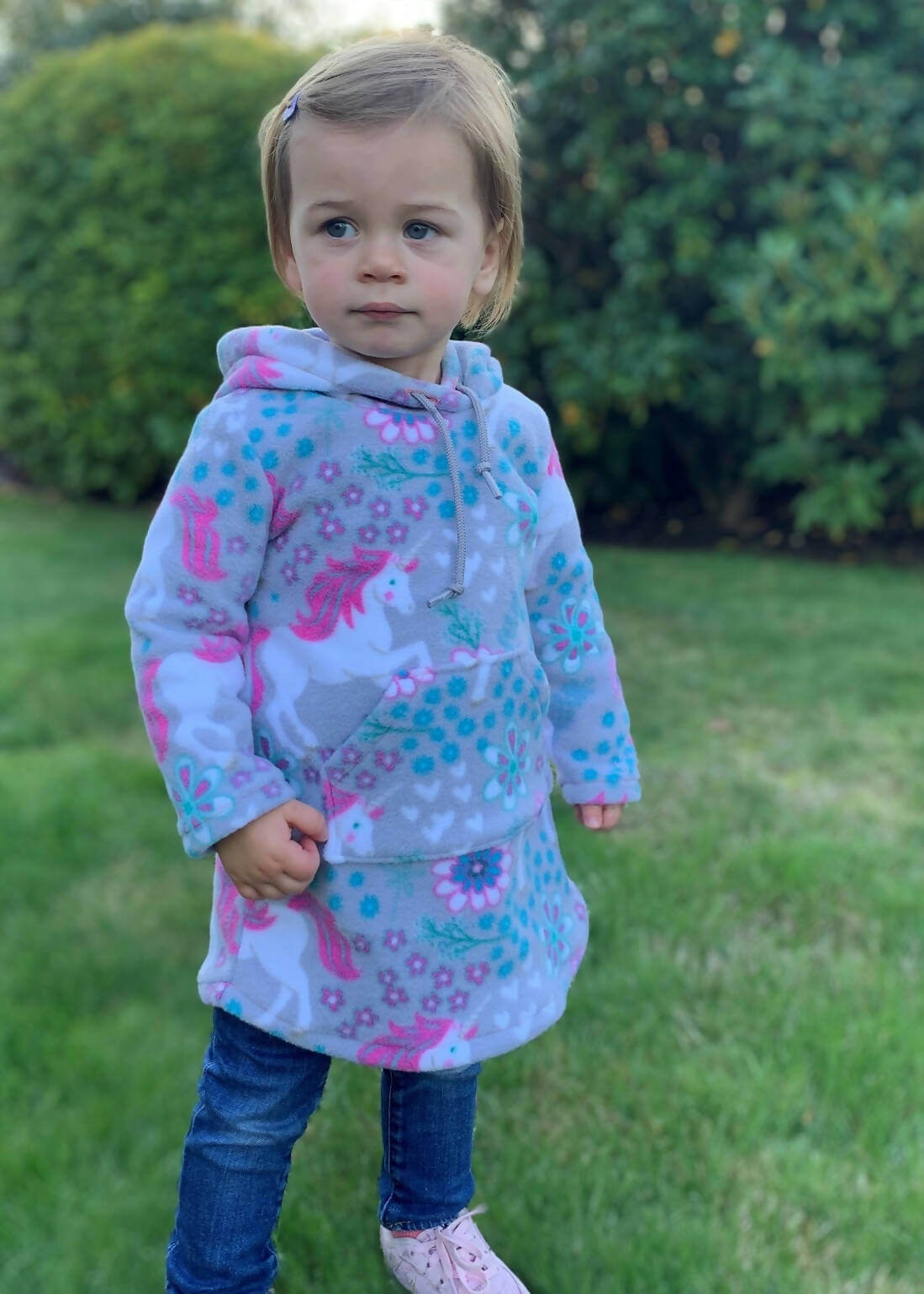 Fillette portant la Robe Sweat Mini-MILA pour filles du 2 au 16 Ans en motif licornes, idéale pour patron de couture pdf à télécharger