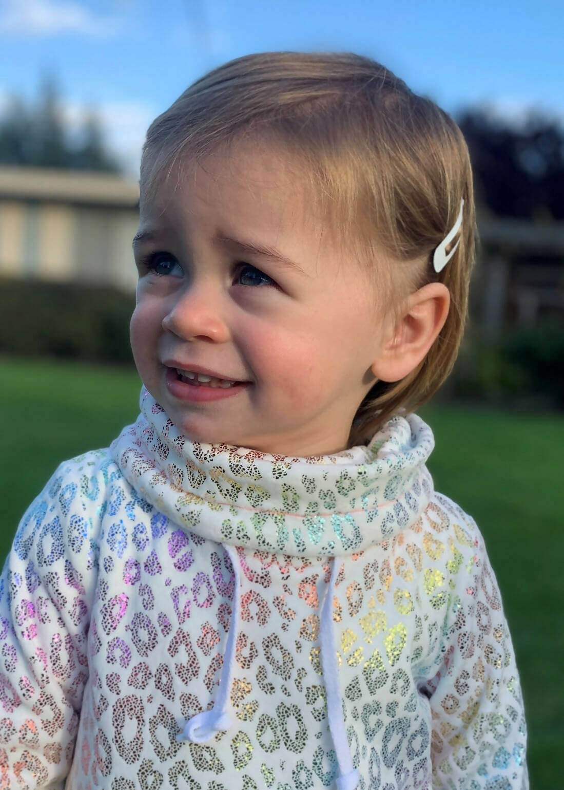 Enfant portant une Robe Sweat Mini-MILA pour filles du 2 au 16 Ans, avec un tissu coloré et un col roulé. Patron de couture pdf à télécharger.