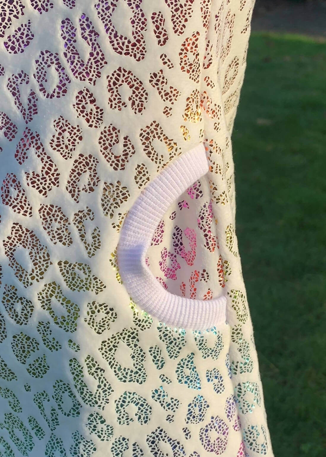 Détail du tissu à motifs léopard et arc-en-ciel avec poche, idéal pour la Robe Sweat Mini-MILA pour filles du 2 au 16 Ans, patron couture pdf à télécharger.