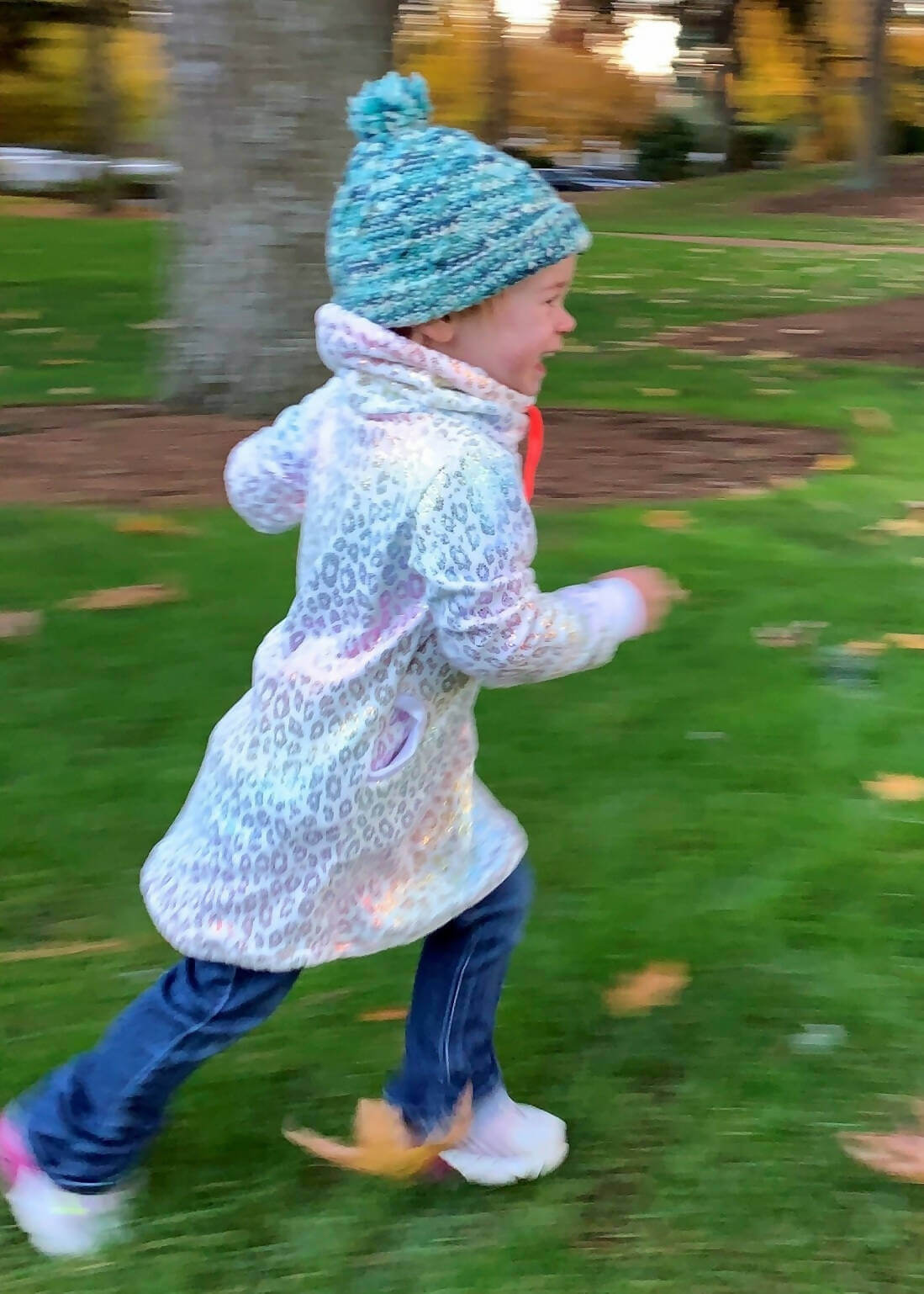 Enfant portant la Robe Sweat Mini-MILA pour filles du 2 au 16 Ans, en pleine course dans un parc. Patron de couture pdf à télécharger disponible.