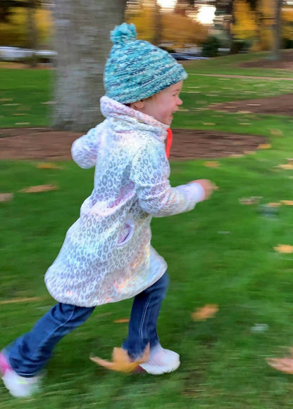 Enfant portant la Robe Sweat Mini-MILA pour filles du 2 au 16 Ans, en pleine course dans un parc. Patron de couture pdf à télécharger disponible.