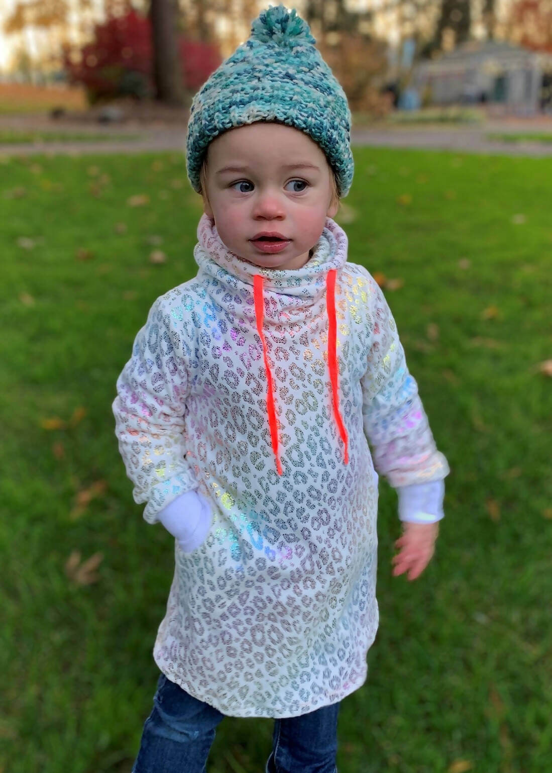 Petite fille portant la Robe Sweat Mini-MILA pour filles du 2 au 16 Ans, version col roulé avec motif léopard, patron de couture pdf à télécharger.